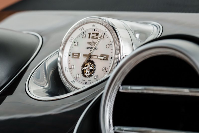 Bentley Bentayga: часы