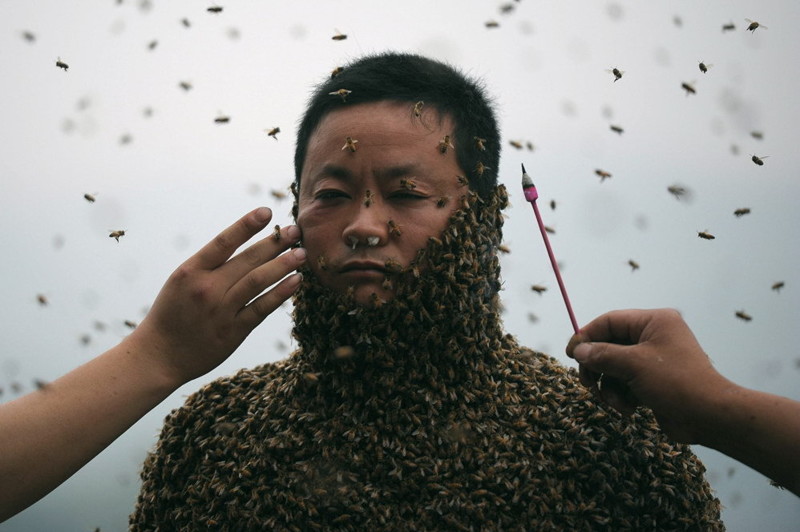 Вы удивитесь, когда узнаете, зачем этот человек ходит в костюме из пчел