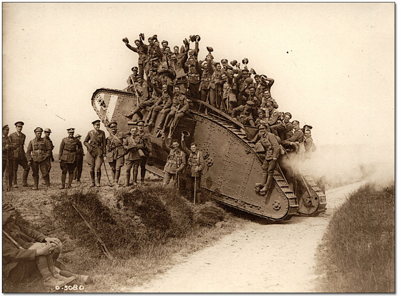 Канадские пехотинцы на борту тяжёлого танка Mark IV британского полка, 1918 год, Франция