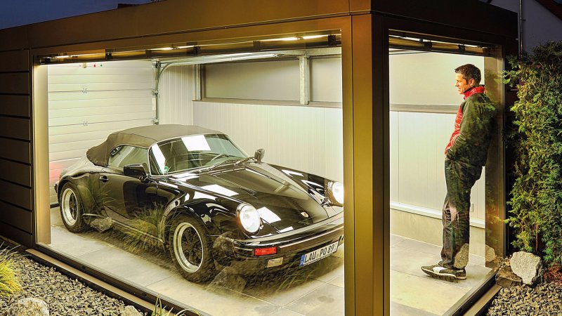 Вот уже несколько лет он является владельцем Porsche 911 Speedster и решил построить для своей машины исключительный гараж.