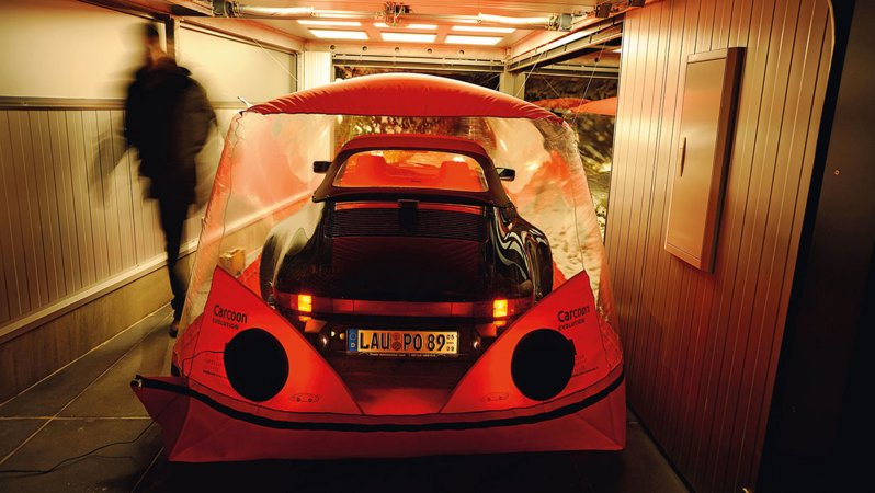 Немец построил для своего Porsche прозрачный гараж