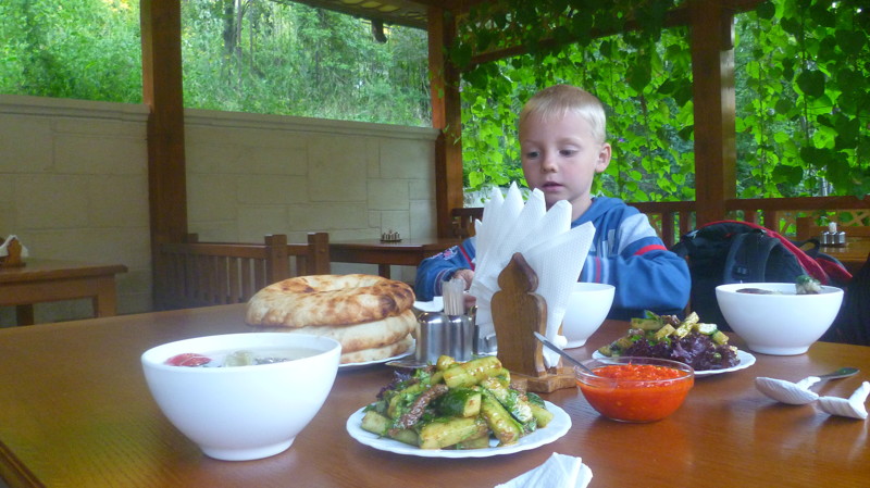 Ребенок проголодался,заехали поесть в Бахчисарае.Там много ресторанов и кормят прилично.