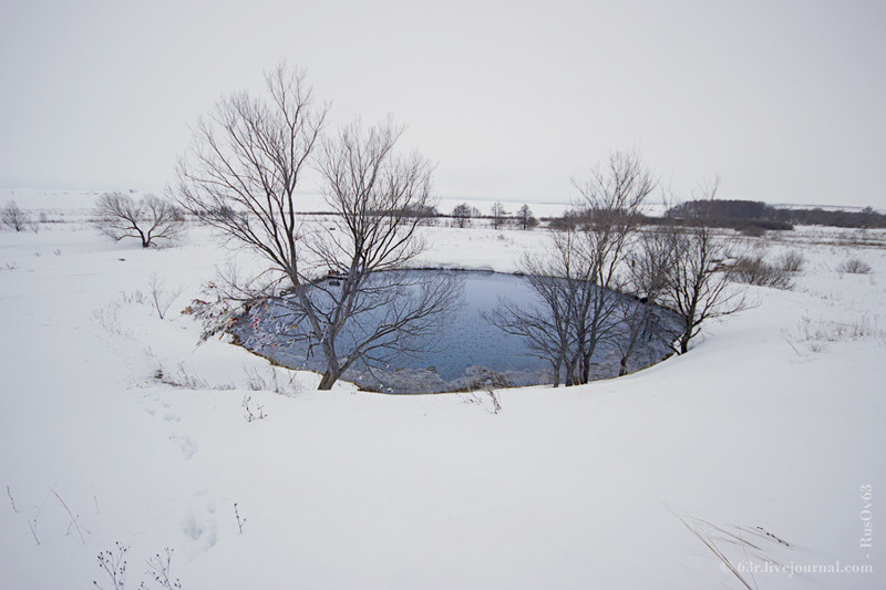 Белое на белом. Голубое озеро зимой