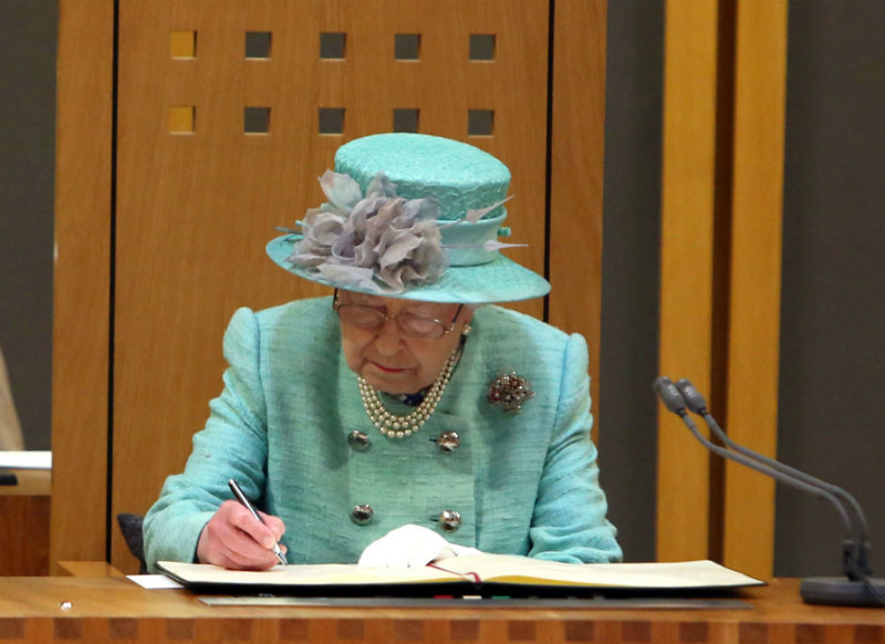 13 правил британской короны  которые не не по зубам  даже королеве