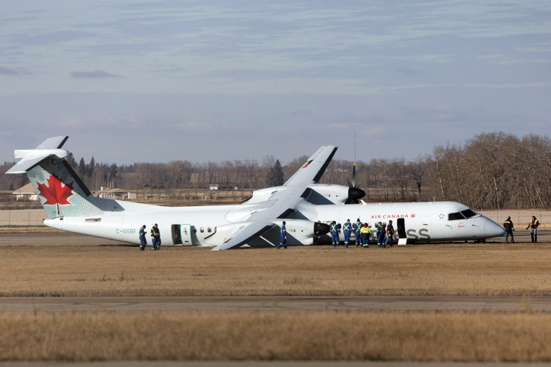 Air Canada после того, как он совершил аварийную посадку в Эдмонтоне, 7 ноября 2014 г. - сломанное шасси привело к тому, что самолет выехал с посадочной полосы. Все пассажиры живы