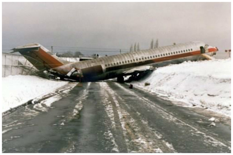 В 1986 году  Boeing 767 промахнулся мимо взлетно-посадочной полосы и сломав забор аэропорта, выехал на трассу. Никто не пострадал