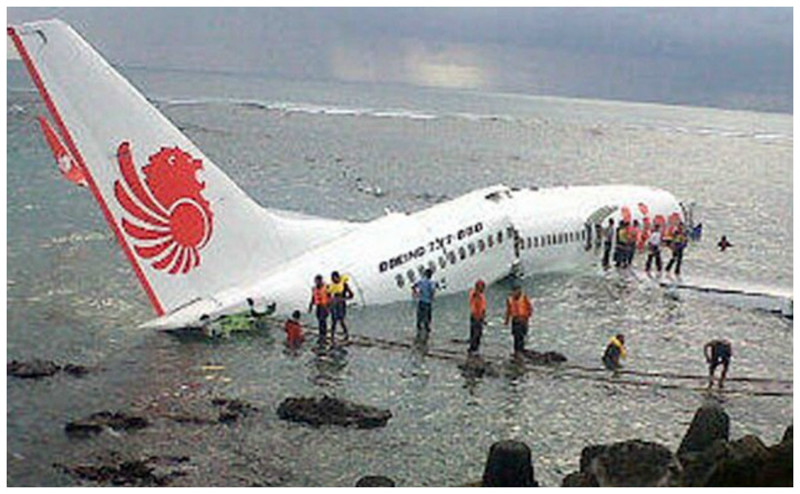 Пассажирский самолет упал в море при посадке на Бали  в 2013 году