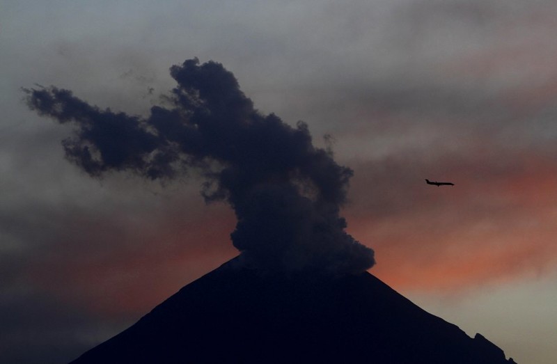 24 июня 1982 года лайнер Boeing 747 авиакомпании British Airways с 248 пассажирами и 15 членами экипажа на борту, на высоте около 11 000 метров попал в облако вулканического пепла, выброшенного проснувшимся вулканом