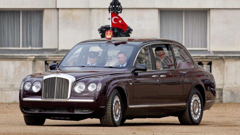  Bentley королевы Елизаветы II — это один из двух её официальных лимузинов.
