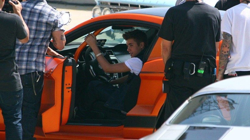 Идол девочек-подростков Джастин Бибер ездит на оранжевом авто Boss 302 Ford Mustang.