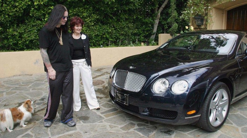 Семейство Осборнов ездит на Bentley Continental GT. Кто бы мог подумать? От Оззи можно было бы ожидать и более бунтарский автомобиль.
