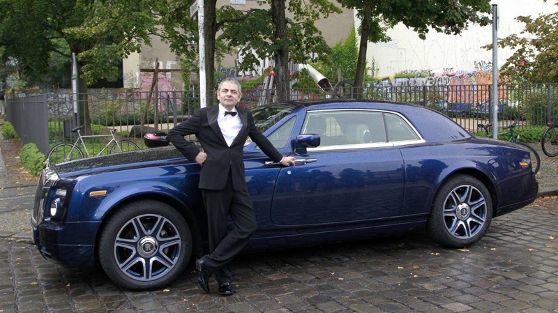 «Мистер Бин» (британский актёр Роуэн Аткинсон) известен своей богатой коллекцией автомобилей, среди которых есть, конечно же, и Phantom Rolls-Royce.