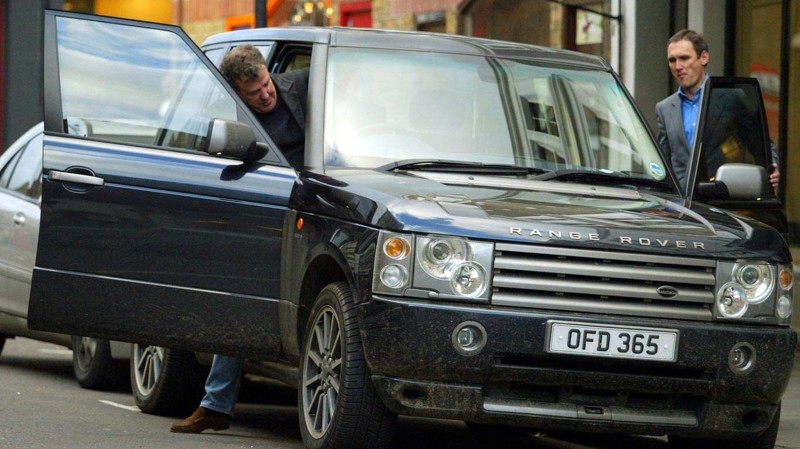  Ведущий телевизионного шоу «Top Gear» Jeremy Clarkson ездит на внедорожнике марки Range Rover.