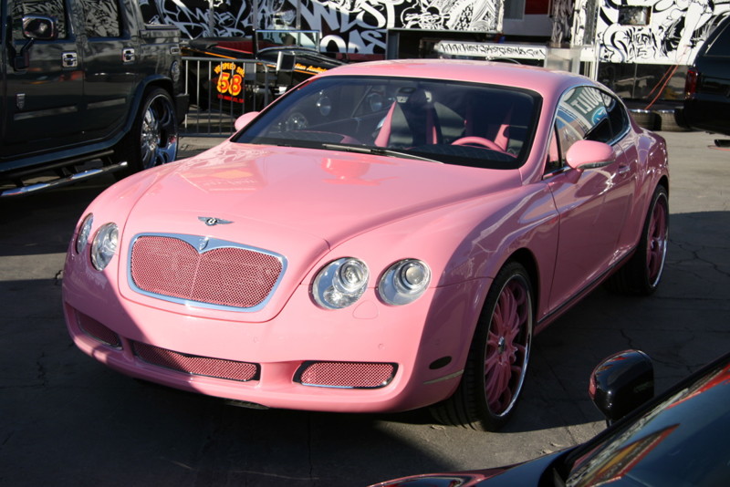 Кто бы сомневался? У Пэрис Хилтон розовый автомобиль — Bentley Continental GT.
