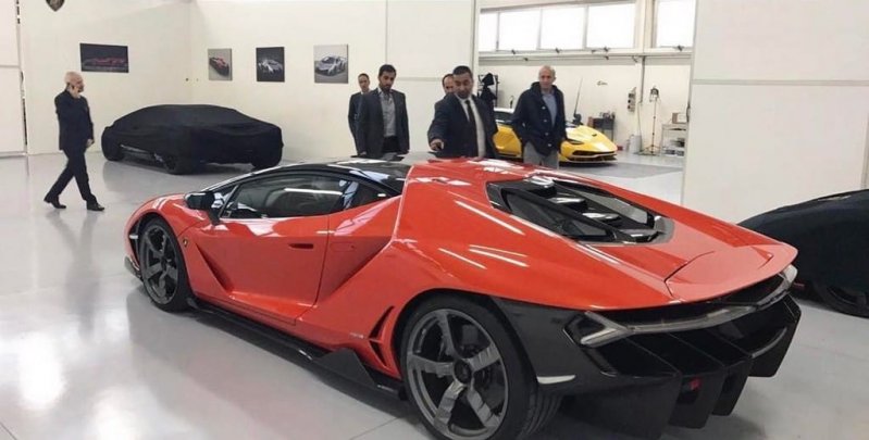 Так, первый экземпляр Lamborghini Centenario был продан за баснословные 2,7 млн долларов. Такую умопомрачительную сумму за машину отдал 32-летней шейх из ОАЭ Рашид бин Хумейд Аль Нуэйми.