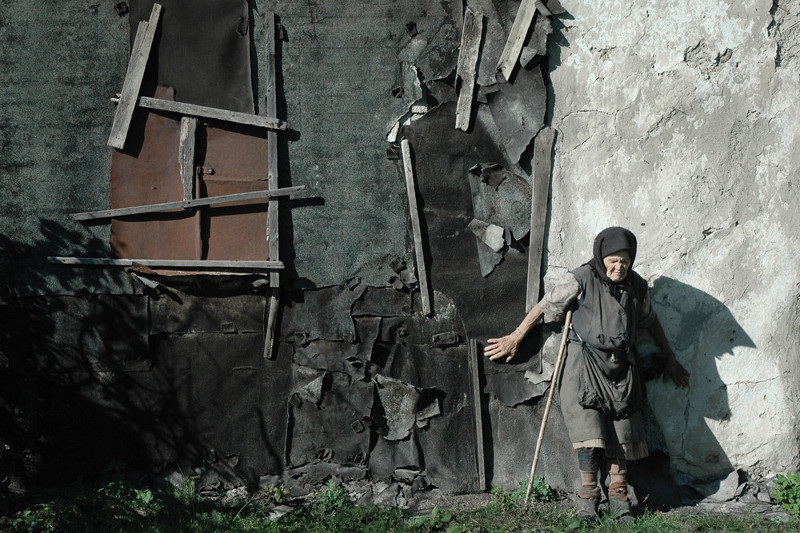 «Свой дом». Автор фото: Андрей Архипов. Слепая жительница села Большедмитровка