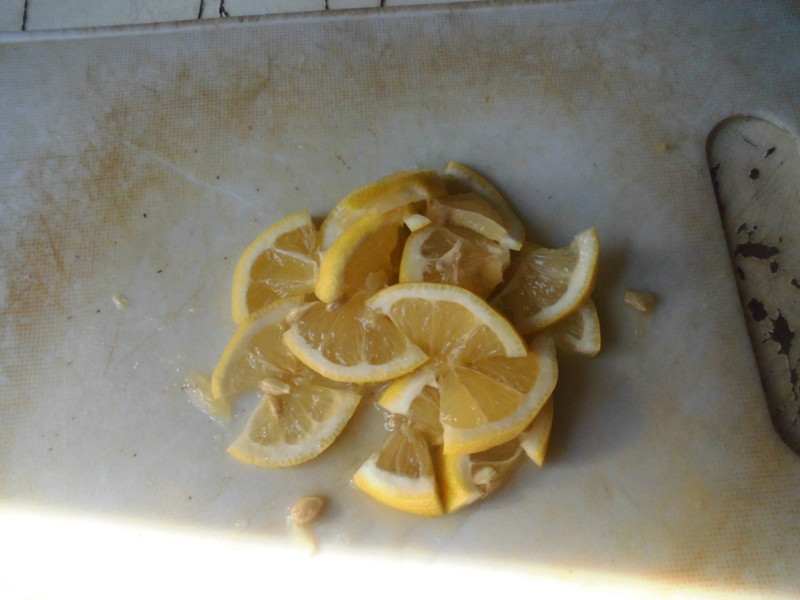 Добавляем резанный лимон, и даём постоять всему этому делу!!!