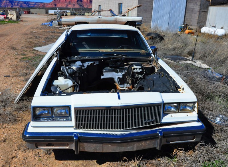 Buick Electra первой половины 80-х. Номер из серии 'сыр, то есть мотор, выпал…'