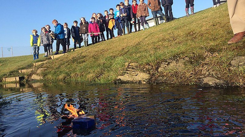 Шотландские дети устроили героические похороны в духе викингов двум школьным рыбкам