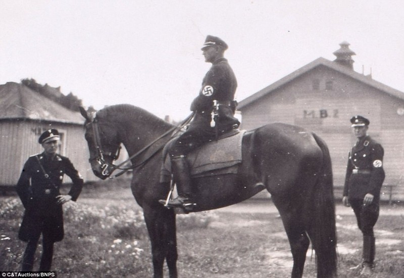 Нацистские офицеры (свастика всегда носилась на левом рукаве)
