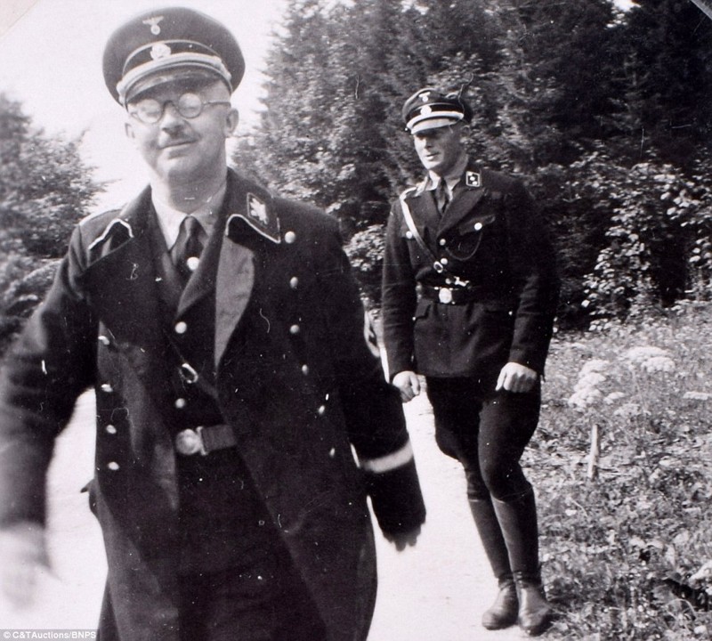 Генрих Гиммлер (слева)
