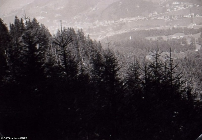 Резиденция Бергхоф была расположена на горе высотой 900 метров и окружена густым лесом