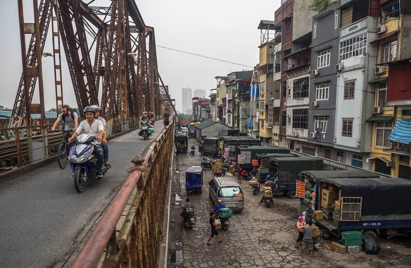 Вьетнам. трущобы на рельсах