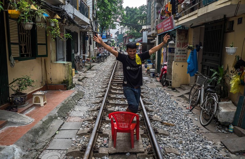 Вьетнам. трущобы на рельсах