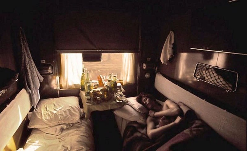 1973. Дэвид Боуи в своем купе во время путешествия по Транссибу. 