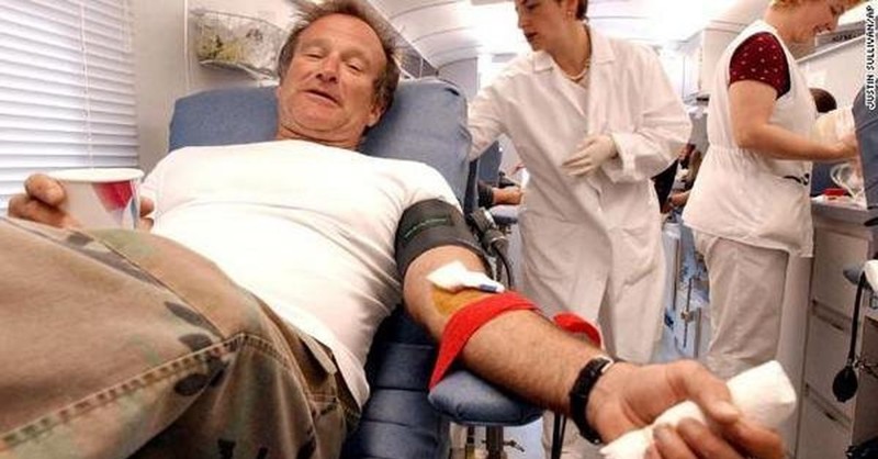 Робин Уильямс сдает кровь для пострадавших в теракте 9/11 