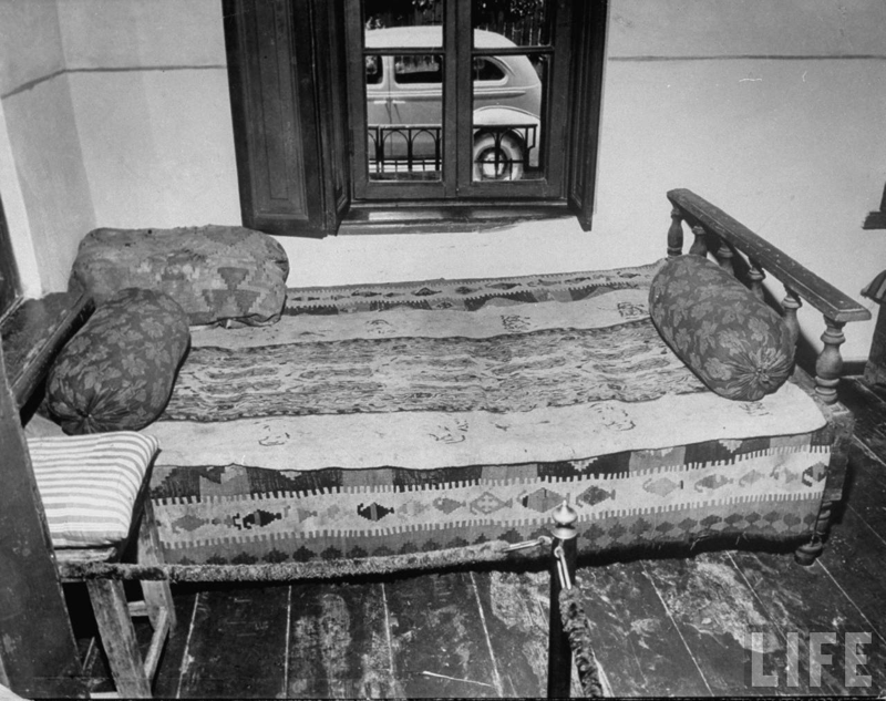 Музейный экспонат: кровать, на которой в 1878 году родился Иосиф Джугашвили (Сталин)