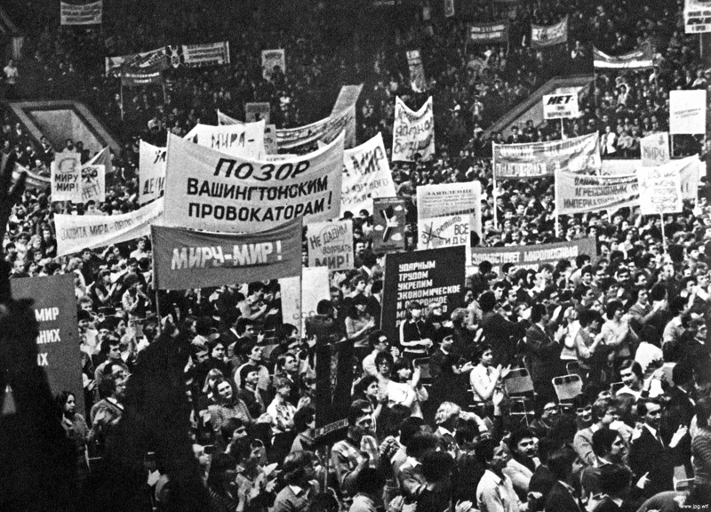 Антивоенный митинг советской молодежи в Лужниках, Москва  