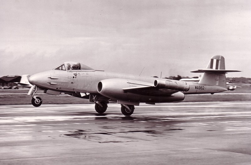 Первый британский реактивный истребитель "Gloster Meteor"
