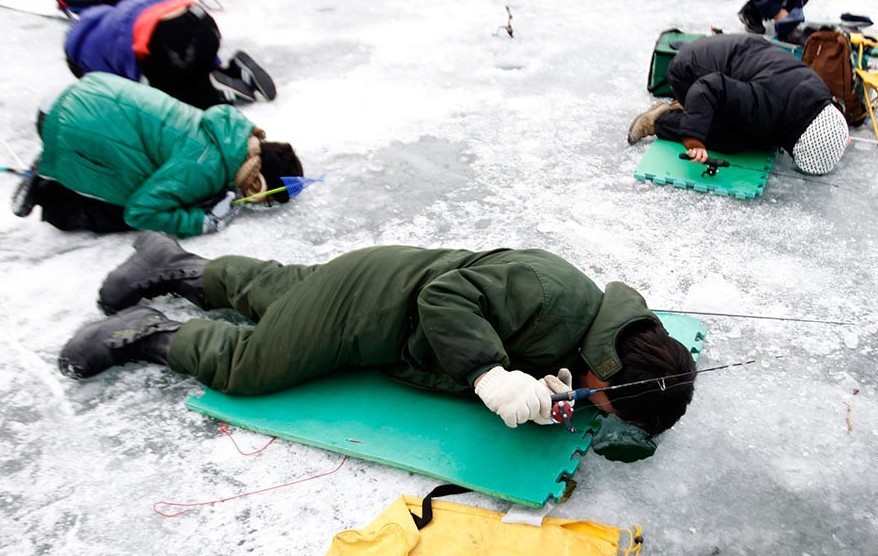 Какая неведомая и необъяснимая сила тянет рыбаков на мороз рыбачить у прору...