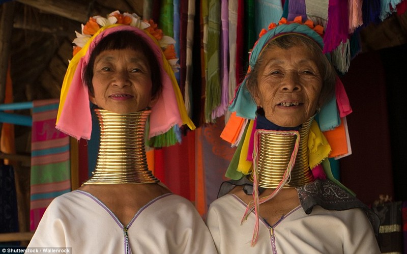 Женщины народности Каян Лахви (Мьянма) начинают надевать на свои шеи бронзовые кольца начиная с пятилетнего возраста. Представьте только вес этого металлического воротника и как он деформирует шею!