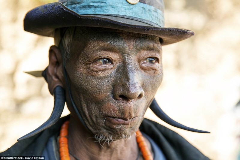 Татуированное лицо бывшего охотника деревни Лонгва (Нагаленд, Индия). Это деревня племени Коньяк, которое вплоть до 60-х годов прошлого века было известно как племя охотников за головами
