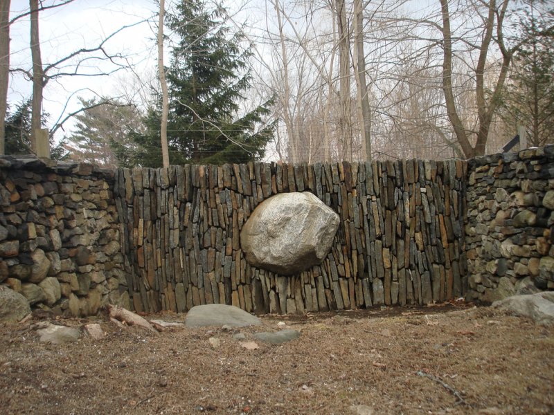 Каменный забор 