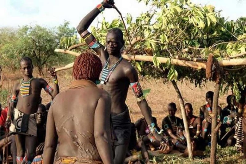 9. Племя Фула, Западная Африка - бичевание