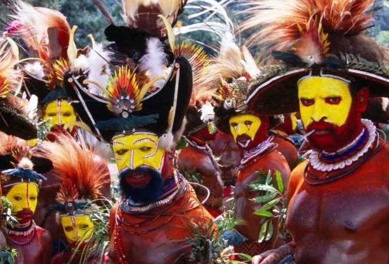 14. Племя матаса, Папуа - Новая Гвинея - тростниковые палочки в рот и нос
