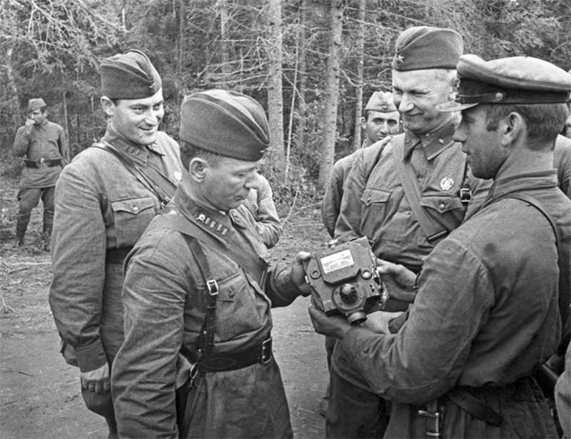 Фронтовые корреспонденты Михаил Шолохов, Евгений Петров и Александр Фадеев осматривают приборы, снятые с подбитого фашистского танка, 1941 год.
