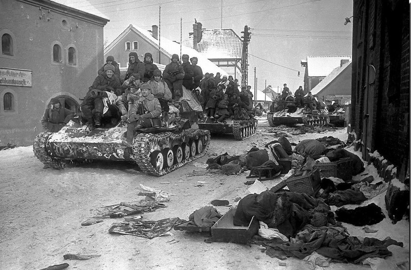 Советские войска входят в немецкий город Мюльхаузен, 24 января 1945 года.
