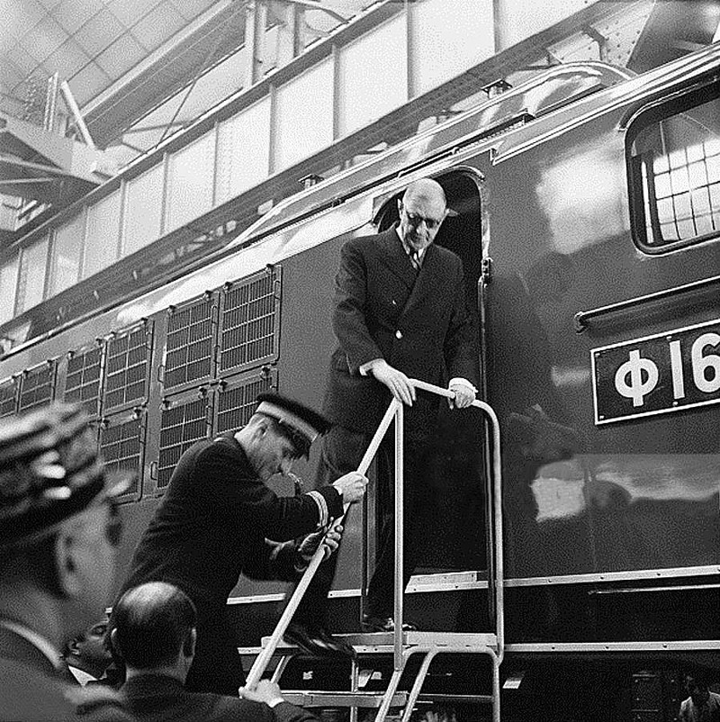 Шарль де Голль осматривает те самые электровозы для СССР, 1960-е годы.