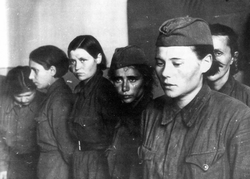 Пленные советские женщины-военнослужащие в Невеле (ныне Невельский район Псковской области). 26.07.1941