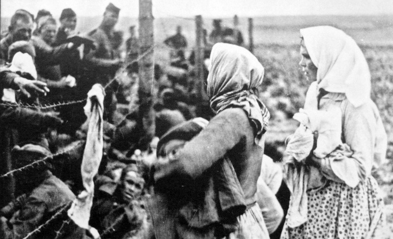 Женщины раздают хлеб советским военнопленным. Калининская область, 1942 год.
