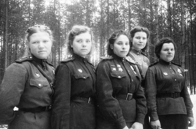 Девушки-санинструкторы 6-й гвардейской армии. 08.03.1944.