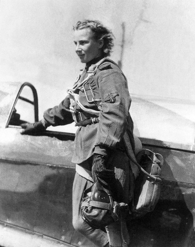 Пилот 73-го гвардейского истребительного авиаполка младший лейтенант Лидия Литвяк (1921–1943) после боевого вылета на крыле своего истребителя Як-1Б.