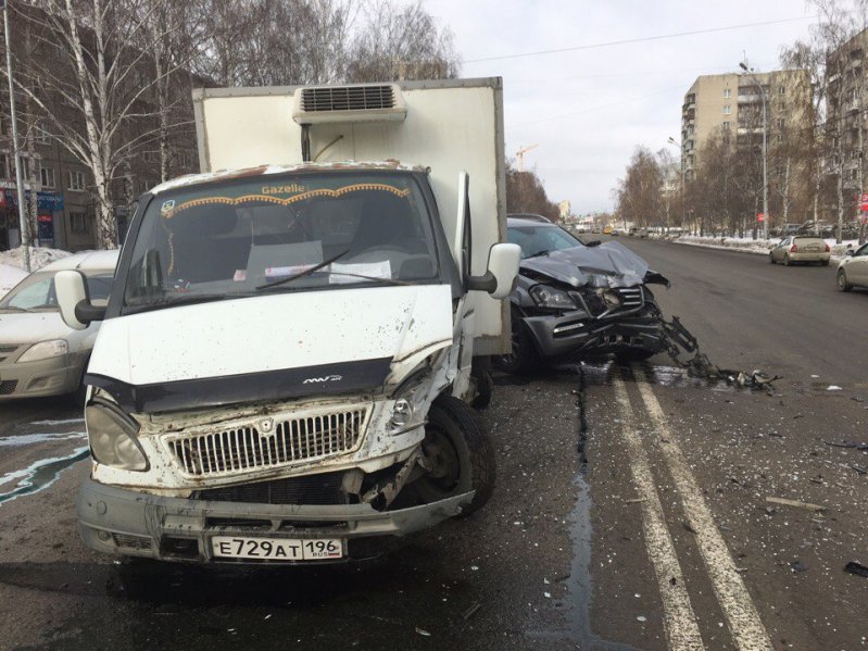 Авария дня. Столкновение с молоковозом в Екатеринбурге