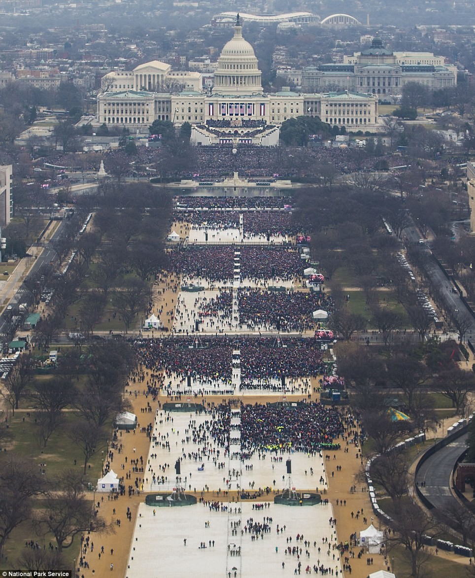 Слева - инаугурация Обамы в 2013 году, справа - инаугурация Трампа в 2017-м, за шесть минут до начала приветственной речи (11:56)