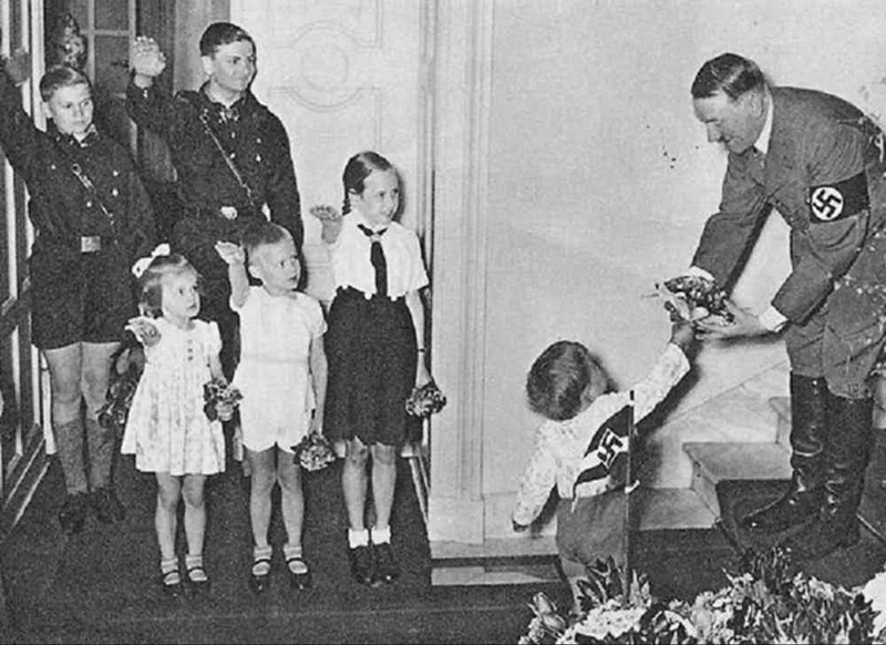 4. Гитлер в окружении детей