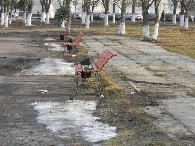 А отремонтированные скамейки в Пролетарском сквере  уже погнуты и утопают в мусоре